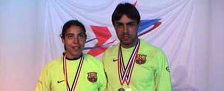 imagen donde aparecen Rosalía y Xavi con varias medallas colgadas del cuello