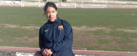imagen de Rosalía con en chándal del Barça apoyada en una valla 