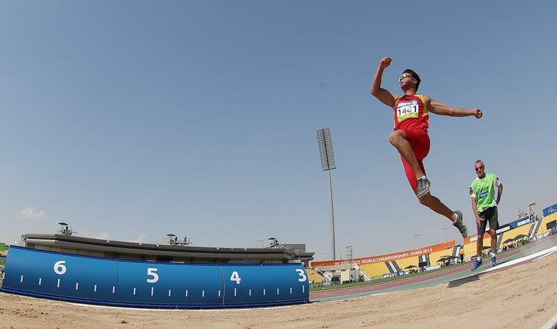 Imagen de Xavi saltando en Doha con Torralba detrás mirando